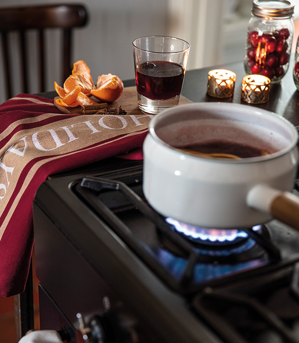Use a robust wine that is unoaked. Unoaked wine is more likely to be lighter-bodied than its oaked counterpart. It has fresh fruit flavors that marry well with the spices infused to cook up this holiday drink.